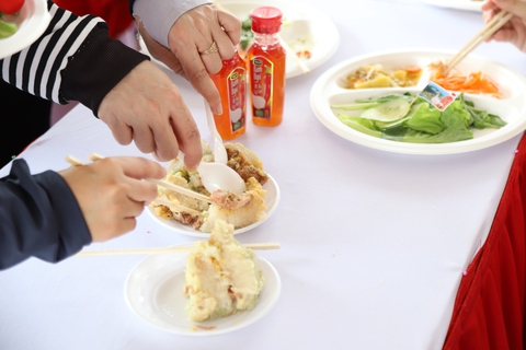 Phát bánh xèo ‘siêu to khổng lồ’ nhân tôm hùm đãi du khách - Ảnh 6.
