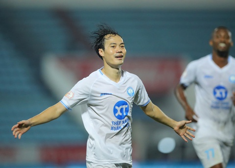 Văn Toàn tỏa sáng giúp CLB Nam Định giữ đỉnh V-League - Ảnh 1. Văn Toàn - Ảnh 1.