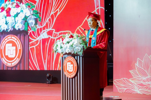Hiệu trưởng Trường ĐH Ngoại thương nhắc sinh viên đừng quên đặc quyền của tuổi trẻ 'thử và sai' - Ảnh 2.