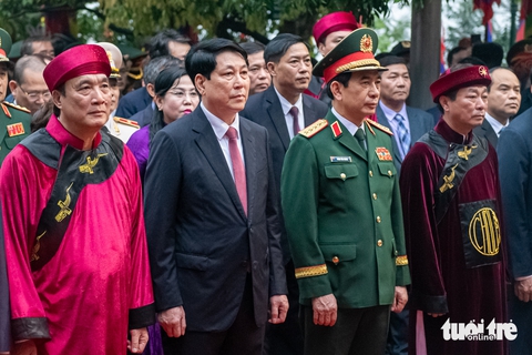 Hàng vạn người trật tự, thành kính hành hương ngày giỗ Tổ tại Đền Hùng - Ảnh 1.