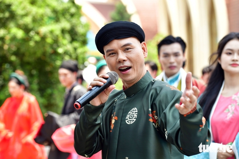 Hàng trăm sinh viên diện cổ phục, dâng hoa sen lên các Vua Hùng - Ảnh 3.