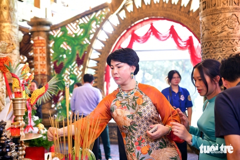 Hàng trăm sinh viên diện cổ phục, dâng hoa sen lên các Vua Hùng - Ảnh 5.