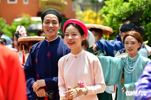 Hàng trăm sinh viên diện cổ phục, dâng hoa sen lên các Vua Hùng - Ảnh 11.