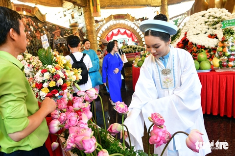 Hàng trăm sinh viên diện cổ phục, dâng hoa sen lên các Vua Hùng - Ảnh 12.