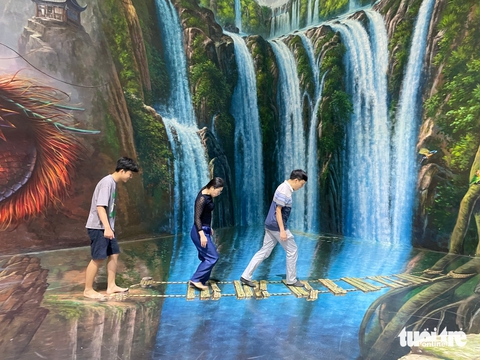 Nghỉ lễ giỗ Tổ, giới trẻ đổ xô check-in Bảo tàng tranh 3D Đà Nẵng - Ảnh 4.