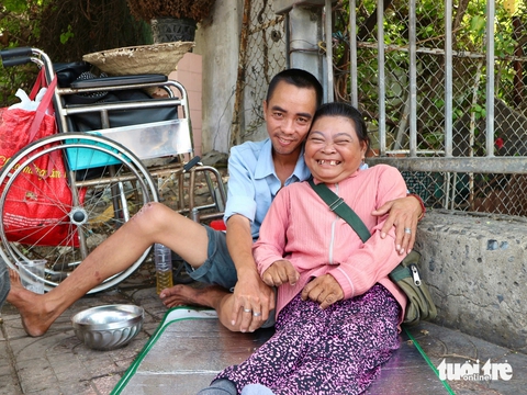 Chuyện tình tựa cổ tích của người phụ nữ khuyết tật bán vé số - Ảnh 1.