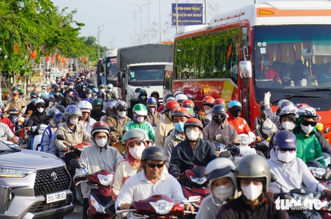 kẹt xe cầu Rạch Miễu - Ảnh 1.