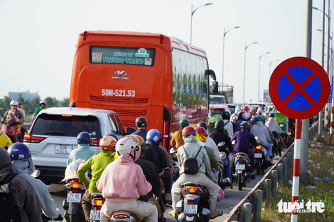 kẹt xe cầu Rạch Miễu - Ảnh 2.