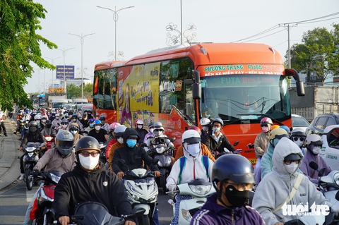 Người dân chen chúc qua cầu Rạch Miễu sau kỳ nghỉ lễ, phải xả trạm thu phí - Ảnh 3.