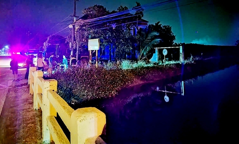 Rơi xuống kênh sâu 3m, nam thanh niên may mắn được cứu lúc công an tuần tra - Ảnh 1.