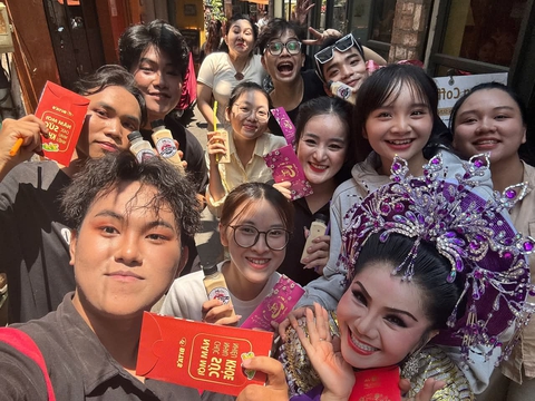 Lai Thai tham quan TP.HCM; IU trải lòng về phim Khi cuộc đời cho bạn quả quýt - Ảnh 4. Lai Thai - Ảnh 3.