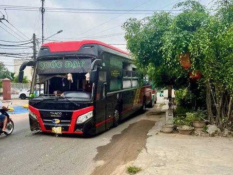 Lật xe khách ở Bình Định, 1 người tử vong - Ảnh 2.
