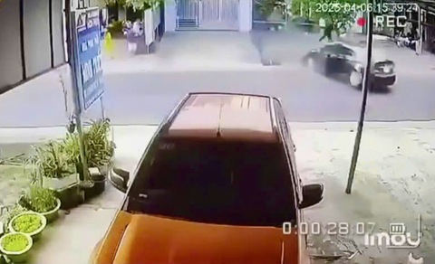 Xe hơi nghi mất lái, chạy loạn xạ, làm chết một người - Ảnh 1.
