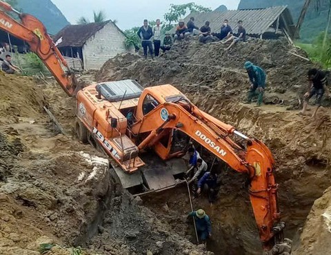 Sập giếng đang đào, ba người thiệt mạng - Ảnh 2.