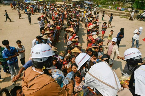 Các đội cứu hộ quốc tế rút dần, mưa gió cản trở cứu trợ tại Myanmar - Ảnh 1. Các đội cứu hộ quốc tế rút dần, mưa gió cản trở cứu trợ tại Myanmar - Ảnh 1.