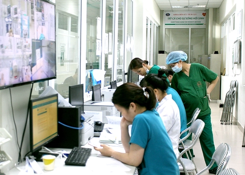 Phụ cấp cho nhân viên y tế gần 15 năm không đổi, Bộ Y tế đề xuất tăng gần 3 lần - Ảnh 1.