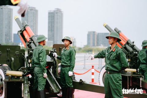 Người dân và du khách TP.HCM phấn khích ngắm dàn pháo 105mm trên bến Bạch Đằng - Ảnh 4. khẩu pháo - Ảnh 3.