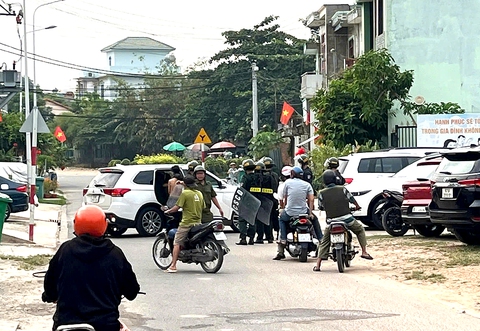 Người đàn ông cầm súng vào phòng trọ khống chế đôi nam nữ ở Bình Dương - Ảnh 1.