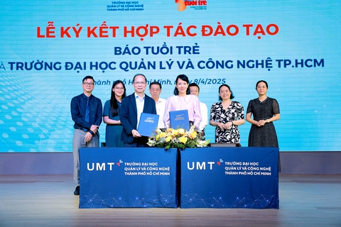 Sinh viên Trường đại học Quản lý và Công nghệ TP.HCM học tại báo Tuổi Trẻ - Ảnh 1.