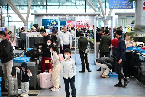 Giá vé máy bay đến TP.HCM tăng 30-50% dịp lễ 30-4 - Ảnh 2.