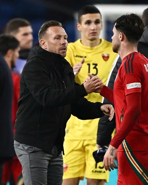 Craig Bellamy cấm tiệt tuyển thủ Xứ Wales đổi áo sau trận - Ảnh 1.