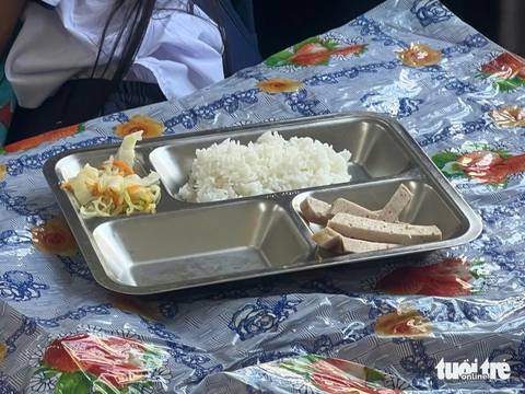 Hiệu trưởng nói gì về suất cơm bán trú chỉ có vài lát chả và rau? - Ảnh 1.