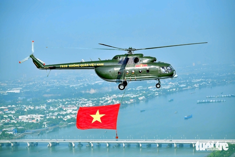 10 trực thăng luyện đội hình bay kéo cờ Tổ quốc tại Biên Hòa - Ảnh 1.