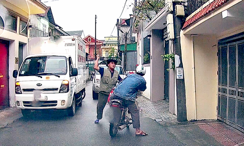 Xử phạt tài xế vụ dùng hung khí dọa tấn công người khi bị nhắc đỗ xe chắn lối đi - Ảnh 1.