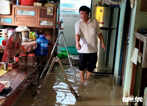 Vỡ điểm đấu nối đường ống, nước phun xối xả lên không trung - Ảnh 1.