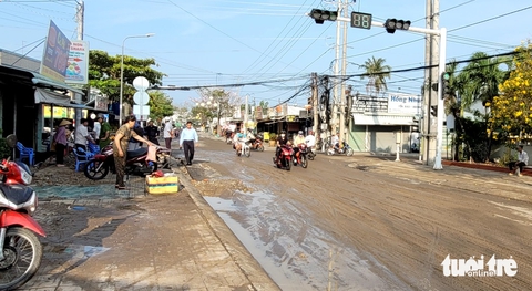 Vỡ điểm đấu nối đường ống, nước phun xối xả lên không trung - Ảnh 3.