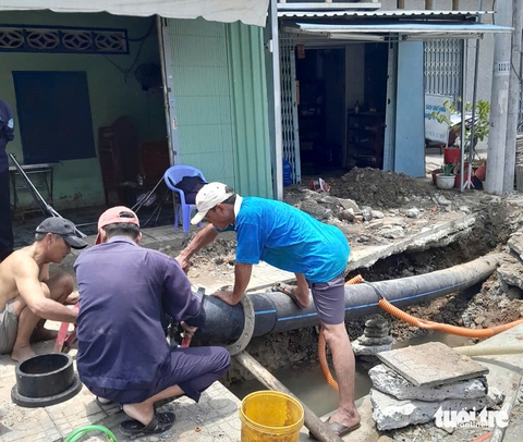 Vỡ điểm đấu nối đường ống, nước phun xối xả lên không trung - Ảnh 5.