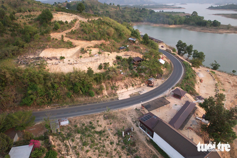 San lấp mặt bằng săn view hồ thủy điện, xã 'chỉ nhắc nhở' - Ảnh 2.