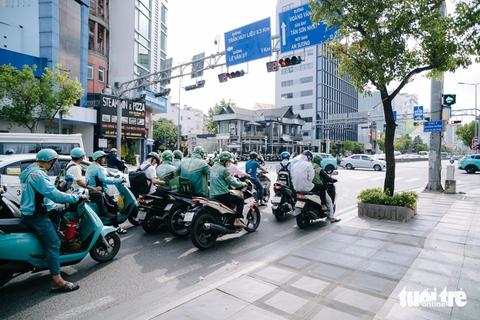 Chừa lối nhỏ để xe rẽ phải tại giao lộ để giảm ùn tắc giao thông - Ảnh 4. Đèn cho xe rẽ phải có cũng như không vì... - Ảnh 5.