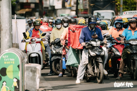 Chừa lối nhỏ để xe rẽ phải tại giao lộ để giảm ùn tắc giao thông - Ảnh 3. Đèn cho xe rẽ phải có cũng như không vì... - Ảnh 1.