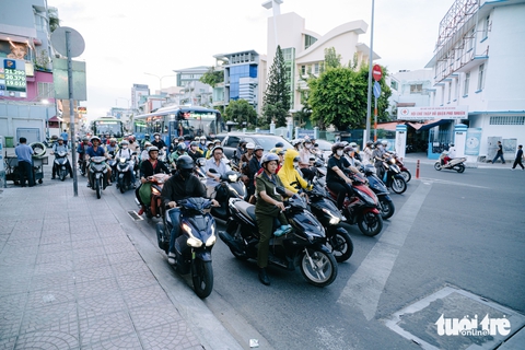 Chừa lối nhỏ để xe rẽ phải tại giao lộ để giảm ùn tắc giao thông - Ảnh 8. rẽ phải - Ảnh 7.