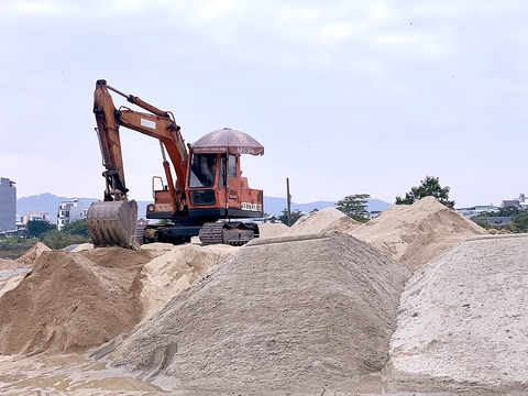 Giá cát xây dựng miền Trung liên tục lập đỉnh, cán mốc 540.000 đồng/m³ - Ảnh 1.