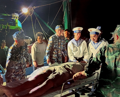 Quân y Trường Sa cứu ngư dân bị máy xay đá cuốn giập nát bàn tay - Ảnh 1.
