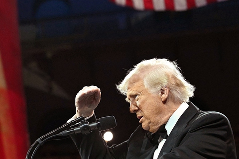 Hậu trường quyết định áp thuế đối ứng: Ông Trump không nao núng dù thế giới  chao đảo - Tuổi Trẻ Online