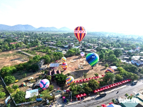 Du khách lần đầu trải nghiệm bay khinh khí cầu trên đại ngàn - Ảnh 1.