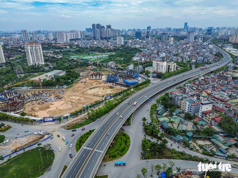 Trời hửng nắng sau mưa, đường phố Hà Nội thông thoáng ngày thứ 2 nghỉ lễ - Ảnh 11.