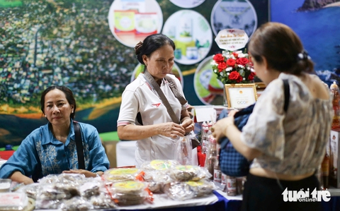 Rượu Bàu Đá, nem chợ Huyện, bún cá Quy Nhơn hớp hồn du khách - Ảnh 2.