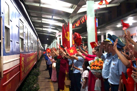 Hoàn thành xuất sắc nhiệm vụ, các đoàn diễu binh, diễu hành tự hào lên tàu trở về - Ảnh 1.