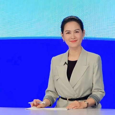 Nguyễn Văn Chung khoe quà của anh em chiến sĩ; Nghệ sĩ Lê Thiện gây xúc động trong đại lễ 30-4 - Ảnh 7. Nghệ sĩ Lê Thiện hóa thân người mẹ tìm con trong ca khúc Màu hoa đỏ sáng 30-4 gây xúc động mạnh - Ảnh 7.