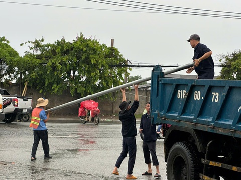 Bình Dương: cột đèn ngã trên quốc lộ 13, giải cứu dân bị ngập sâu do mưa - Ảnh 3. Bình Dương - Ảnh 3.