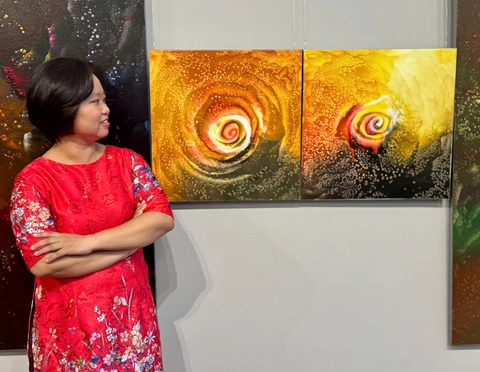 Lạc vào vòng xoáy vũ trụ bao la trong tranh Acrylic của 'là Hương' - Ảnh 1. vũ trụ - Ảnh 1.
