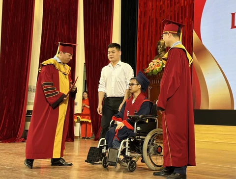 cõng bạn đến trường - Ảnh 1.