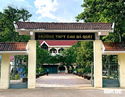 Vụ nhiều học sinh lớp 12 'tự nguyện' xin nghỉ học: Nhà trường báo cáo gì? - Ảnh 1.