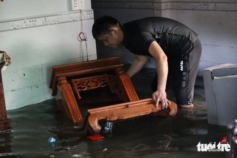 Nhiều hộ dân ở TP Thủ Đức ngập nửa căn nhà, hư hỏng đồ đạc sau mưa lớn - Ảnh 2.