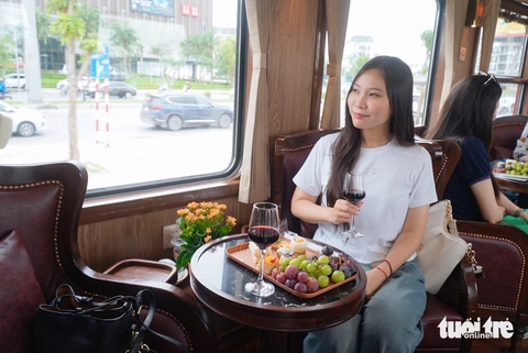 tàu hoa phượng đỏ - Ảnh 3.