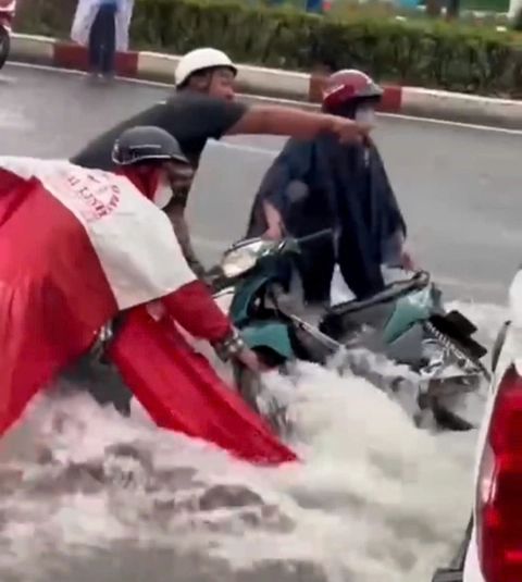 Bình Dương: cột đèn ngã trên quốc lộ 13, giải cứu dân bị ngập sâu do mưa - Ảnh 2. Bình Dương - Ảnh 2.